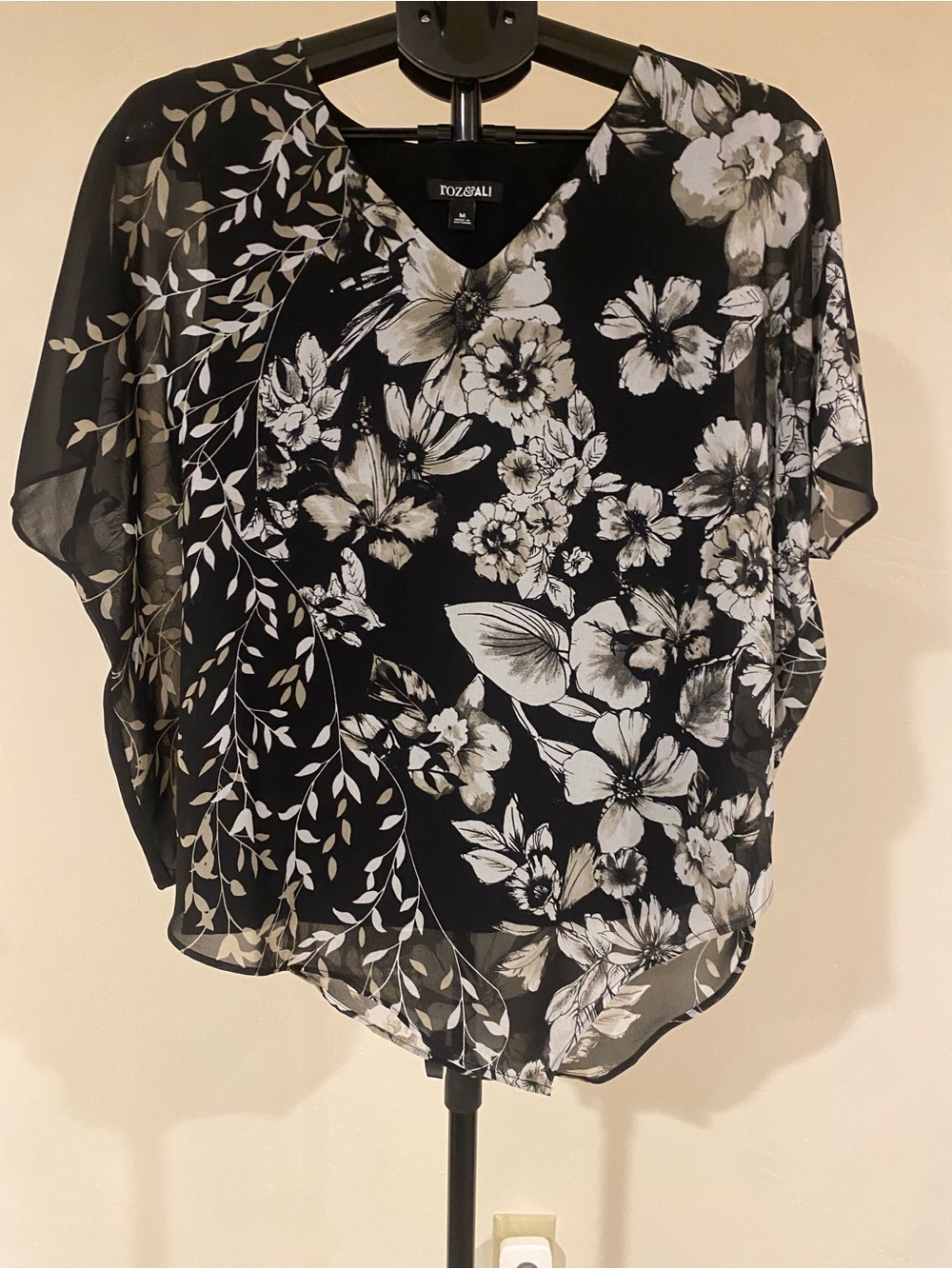 Roz & Ali Black White Floral V-Neck Dolman Blouse